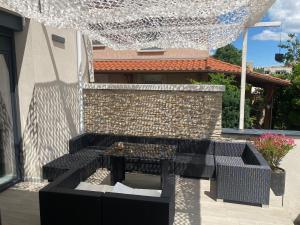 Afbeelding uit fotogalerij van Maison lyon 8 jardin parking studio indépendant sur demande in Bron