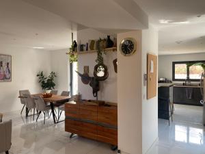 Afbeelding uit fotogalerij van Maison lyon 8 jardin parking studio indépendant sur demande in Bron