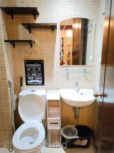 een badkamer met een toilet en een wastafel bij King Bed Deluxe- Cozy & Stylish Place in the Metro in Manilla