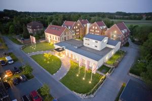 einen Blick über ein Gebäude mit einem Parkplatz in der Unterkunft Landhotel Beverland bei Münster in Ostbevern