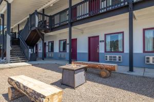 un bâtiment avec deux bancs, une table et un escalier dans l'établissement The Ponderosa, à Custer
