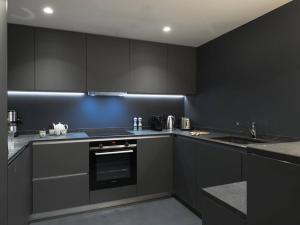 Kuchyň nebo kuchyňský kout v ubytování "Appartement 75m² Pieds des Pistes - Courchevel Village - 6/8 Pers, Proche Centre et Commerces" - FR-1-631-94 + 2 fotografie