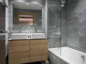 Koupelna v ubytování "Appartement 75m² Pieds des Pistes - Courchevel Village - 6/8 Pers, Proche Centre et Commerces" - FR-1-631-94