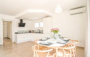 Kuchyňa alebo kuchynka v ubytovaní 2 Bedroom Awesome Home In Marbella
