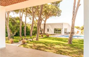 Bazén v ubytovaní 2 Bedroom Awesome Home In Marbella alebo v jeho blízkosti