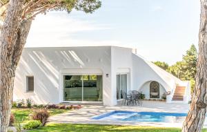 Bazén v ubytovaní 2 Bedroom Awesome Home In Marbella alebo v jeho blízkosti