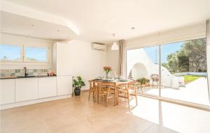 Kuchyňa alebo kuchynka v ubytovaní 2 Bedroom Awesome Home In Marbella