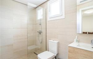 Kúpeľňa v ubytovaní 2 Bedroom Awesome Home In Marbella