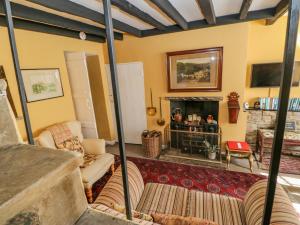 a living room with a fireplace and a couch at Dillons Cottage in Richmond