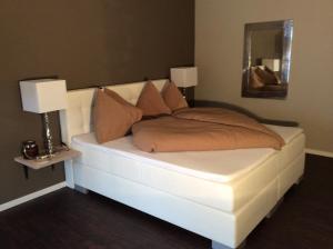 Postel nebo postele na pokoji v ubytování Landcafe mit Mini Hotel