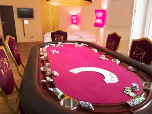 a game of horseshoe in a hotel room at Landhotel Beverland bei Münster in Ostbevern