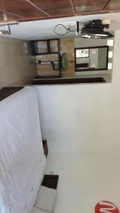 um pequeno quarto com uma cama e uma cozinha em Mugeni Homestay em Senggigi