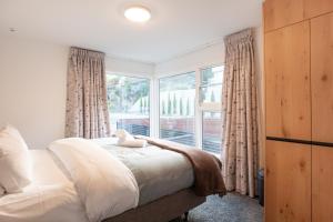 Una cama o camas en una habitación de Centrally Located - Hot Tub & Amazing Outside Area