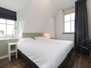 Postel nebo postele na pokoji v ubytování Beautiful, chic villa with a fireplace at the Tjeukemeer