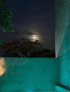 una vista de la luna desde una casa por la noche en Private Full House with pool and cozy patio en Valladolid