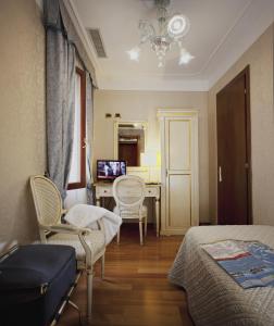 TV a/nebo společenská místnost v ubytování Hotel Ca' D'Oro - WENICE Deep Culture