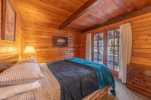 a bedroom with a bed in a log cabin at Forest Cabin 3 Bear's Den in Payson