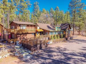 Afbeelding uit fotogalerij van Forest Cabin 3 Bear's Den in Payson