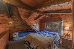a bedroom with two beds in a log cabin at Forest Cabin 4 Cowboys Dream in Payson