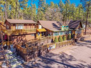 een luchtzicht op een boomhut met een veranda bij Forest Cabin 7 Seventh Heaven in Payson