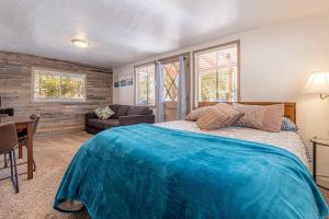 1 dormitorio con cama, mesa y sofá en Hideaway forest cabin 9 Squirrels Den en Payson