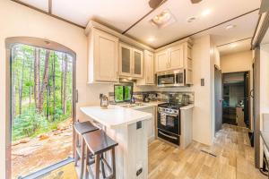 uma cozinha com um lavatório e um fogão em Luxury Glamper Retreat 14 Forest Site em Payson