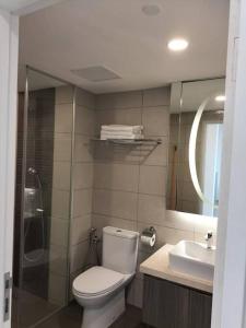 Un baño con inodoro, lavabo y ducha. en Studio Suite Genting Highland 33-01, en Genting Highlands