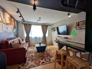 TV a/nebo společenská místnost v ubytování Budget 1BR Loft Apartment in Cainta Cambridge Village