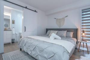 um quarto branco com uma cama grande e uma mesa em Chic Romantic3bed patio WIFI quiet retreat parking em Calgary