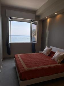 - une chambre avec un grand lit et une grande fenêtre dans l'établissement Au Mà, à Monterosso al Mare