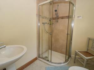 a bathroom with a shower and a sink at 6 Glyn Terrace in Porthmadog +28 photos