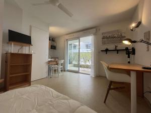 Fotografia z galérie ubytovania Séjour en Studio aux Minimes, Piscine, Terrasse, Proche Plage - 2 Couchages - FR-1-246-618 v destinácii La Rochelle + 6 fotografií