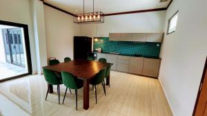 Virtuvė arba virtuvėlė apgyvendinimo įstaigoje Villa Emerald: 3 Bedroom Pool Villa Near River