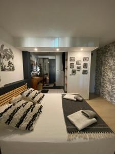 1 cama blanca grande con 2 toallas en Centre & plage - T2 cosy avec terrasse & jardin en Saint-Gilles-les-Bains