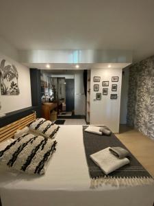 a large white bed with two towels on it at Centre & plage - T2 cosy avec terrasse & jardin in Saint-Gilles les Bains