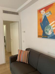 uma sala de estar com um sofá e uma pintura na parede em Appartamenti Scrovegni em Pádua