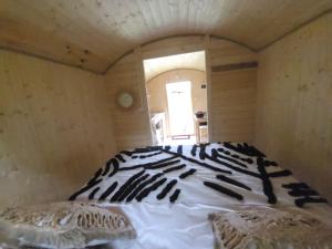 une chambre avec un lit dans une chambre avec une fenêtre dans l'établissement LES ROULOTTES DU PILAT, à Maclas