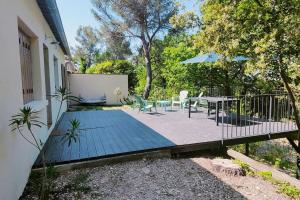 Vonkajšia záhrada v ubytovaní maison dans un écrin de chênes provençale