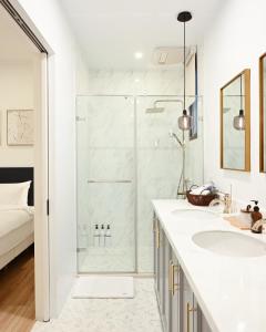 baño blanco con ducha y lavamanos en Hygge Kro en Hualien