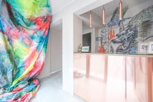 una sala de estar con un mural colorido en la pared en d3 HOTEL gallery2 en Osaka