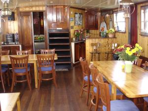 Un restaurante u otro lugar para comer en Hotelschip 'Ali-B2'