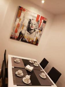 una mesa de comedor con una foto de una mujer en En el centro histórico, con el encanto de Portales, en Logroño