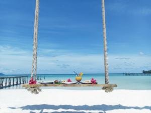 - une balançoire sur la plage avec vue sur l'océan dans l'établissement Golden Beach Resort, à Koh Rong