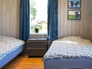 Katil atau katil-katil dalam bilik di Holiday home Svelgen IV
