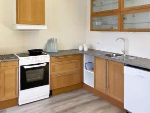 Dapur atau dapur kecil di Three-Bedroom Holiday home in Svelgen