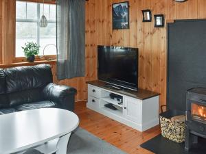 Μια τηλεόραση ή/και κέντρο ψυχαγωγίας στο Three-Bedroom Holiday home in Selje 1