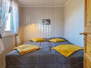 Tempat tidur dalam kamar di Two-Bedroom Holiday home in Lyngdal 1