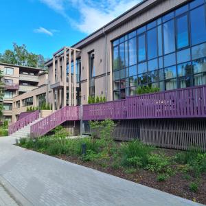 un edificio con una valla púrpura delante de él en Green Valley Loft, en Jūrmala