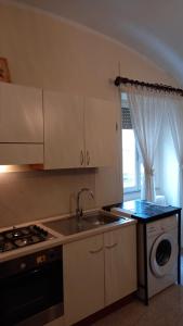 PacentroにあるSignorile Appartamentoのキッチン(シンク、洗濯機付)