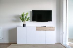 Televízia a/alebo spoločenská miestnosť v ubytovaní Apartamentos Mareira (con vistas al mar)